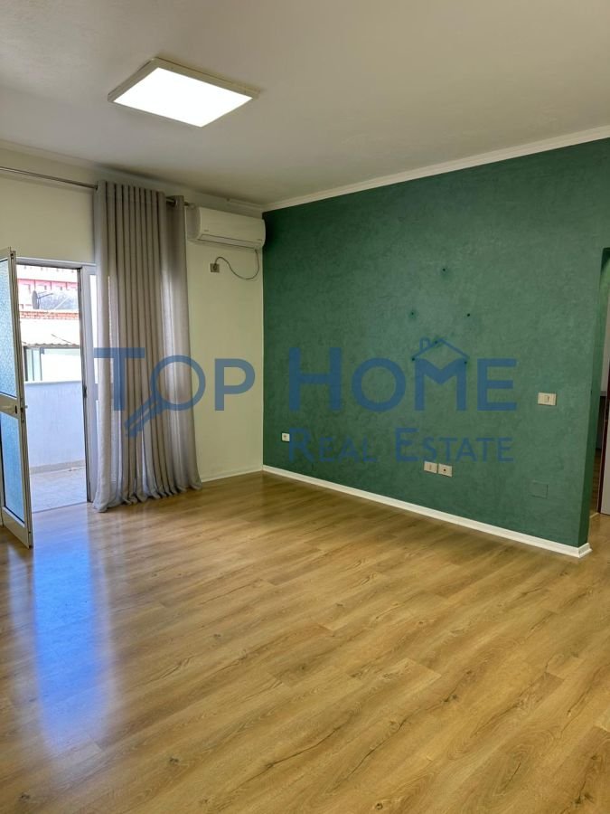 Ambjent me Qera per Zyra, Sheshi Wilson, Tiranë